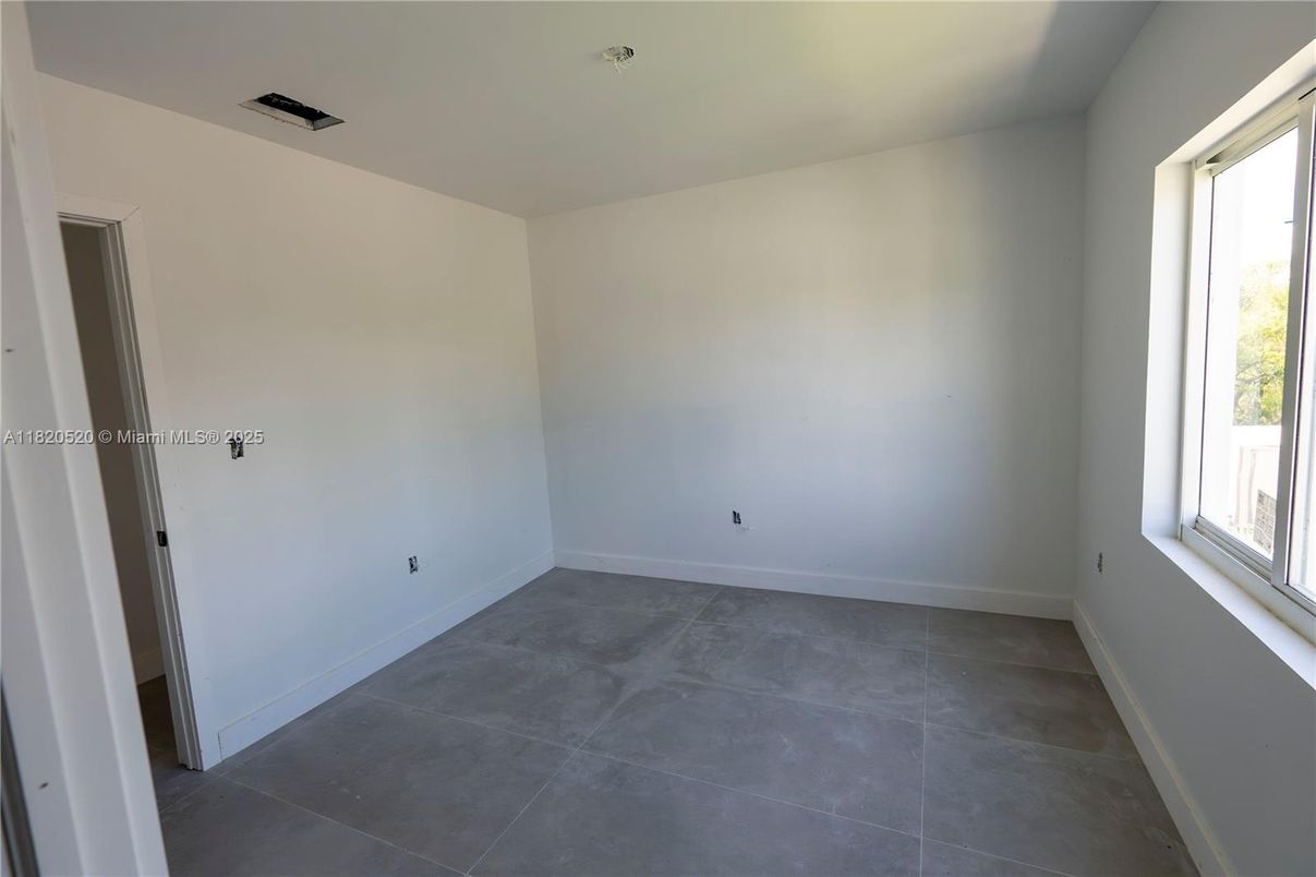Empty room, Interior