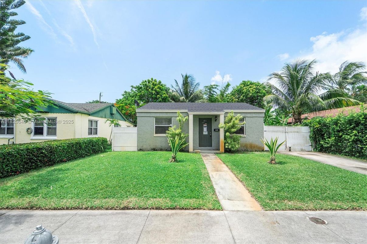 Backyard, Exterior, Facade, Ranch
