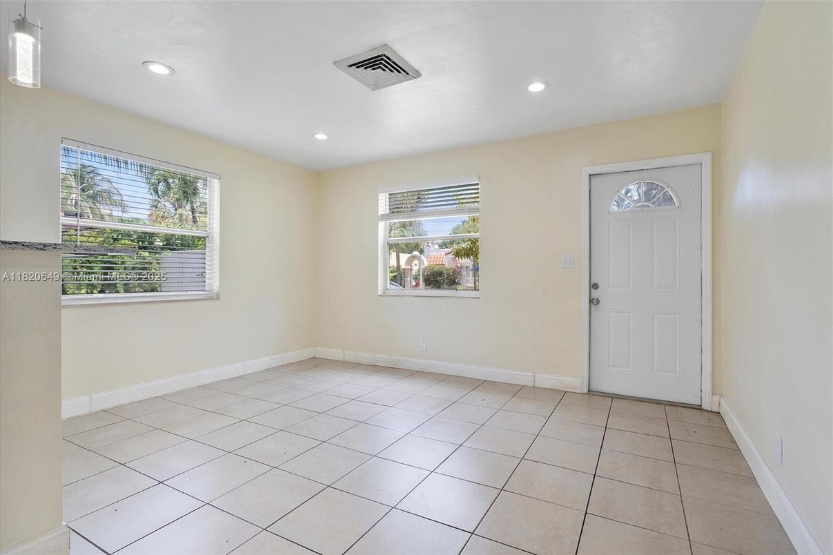 Empty room, Interior, Recessed Lighting