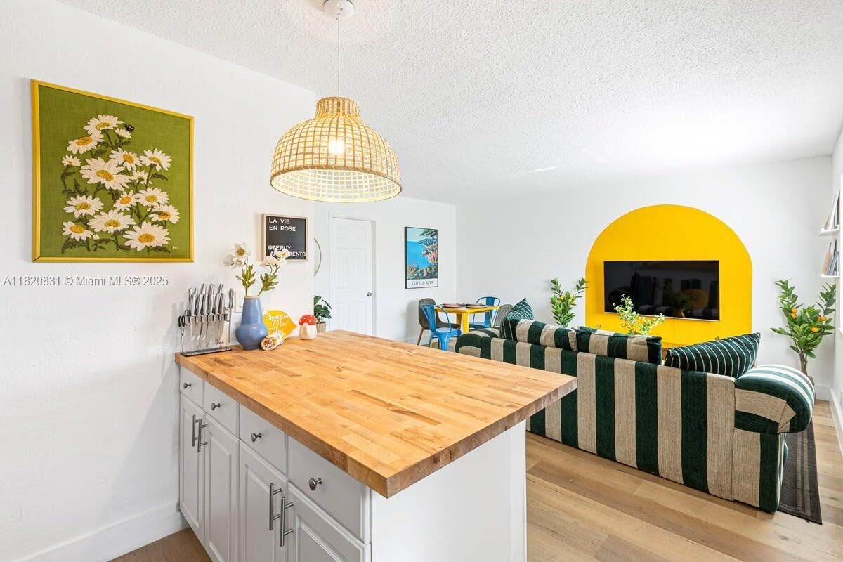 Interior, Pendant Lights, Wood Texture Flooring