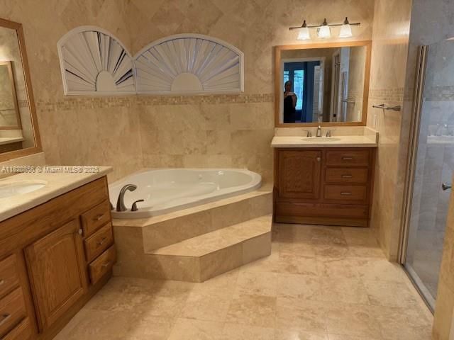 Bathroom, Dual Sink Vanities, Interior