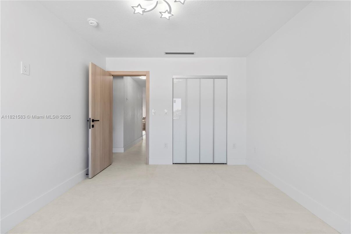 Empty room, Interior