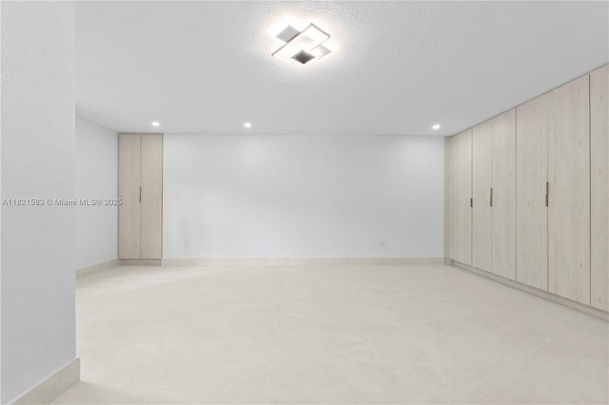 Empty room, Interior, Recessed Lighting