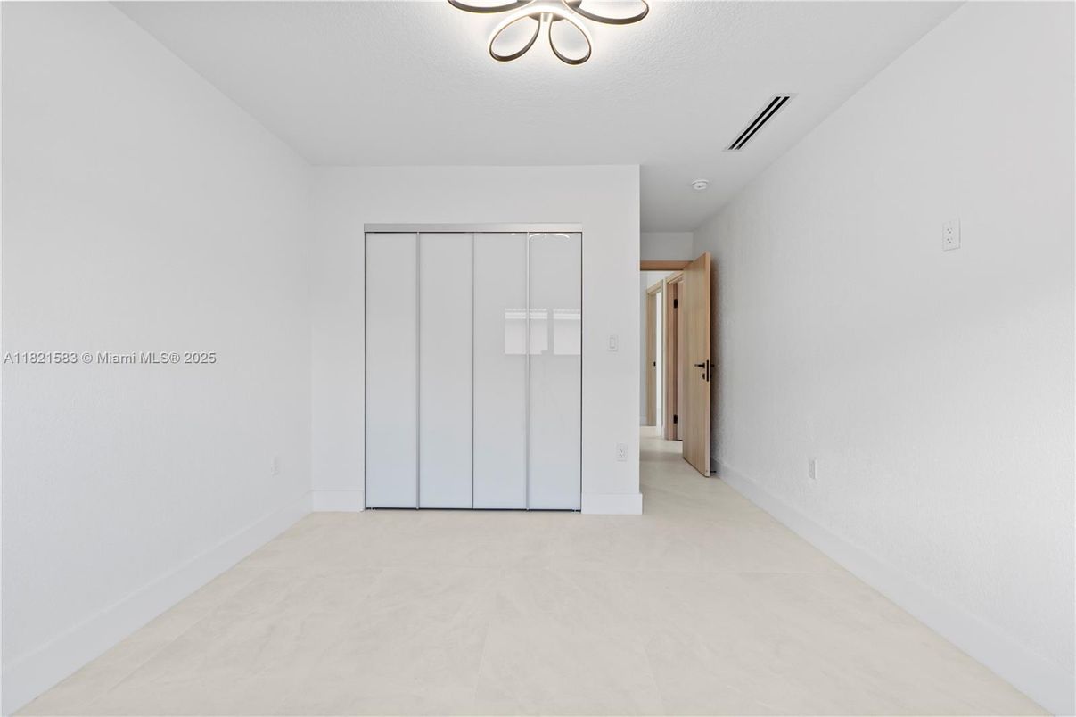 Empty room, Interior