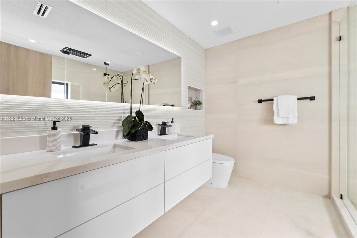 Bathroom, Dual Sink Vanities, Interior, Recessed Lighting