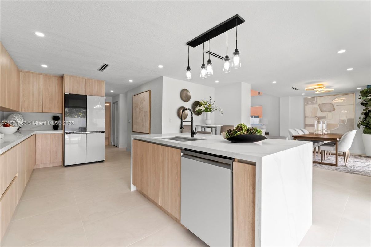 Dining room, Interior, Kitchen, Pendant Lights, Recessed Lighting, Stainless Steel Appliances