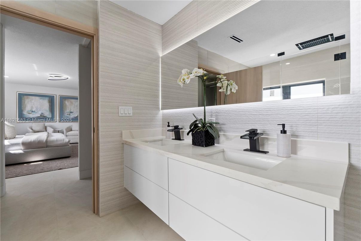 Bathroom, Dual Sink Vanities, Interior, Recessed Lighting