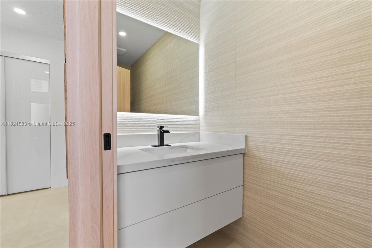 Bathroom, Interior, Recessed Lighting