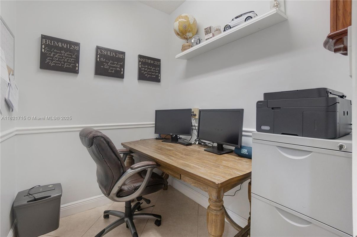 Home Office, Interior