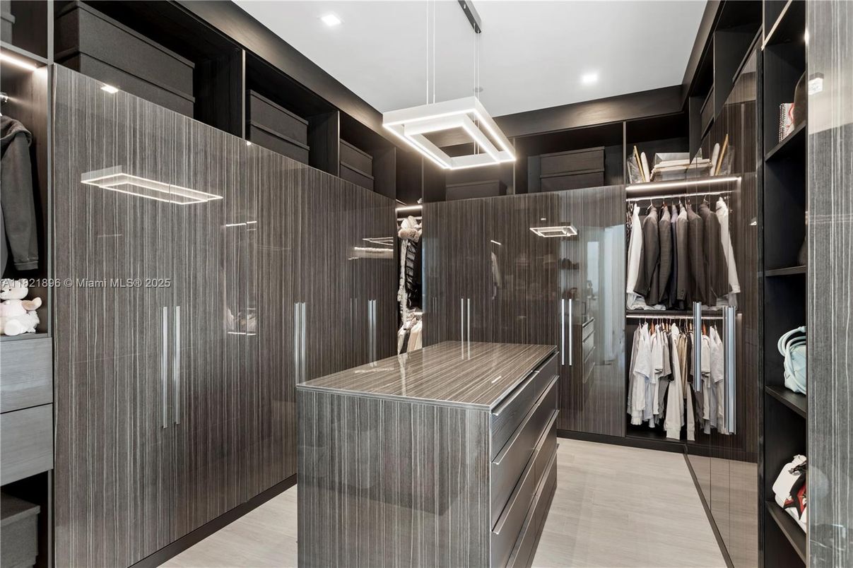 Interior, Pendant Lights, Recessed Lighting, Walk-in Closets