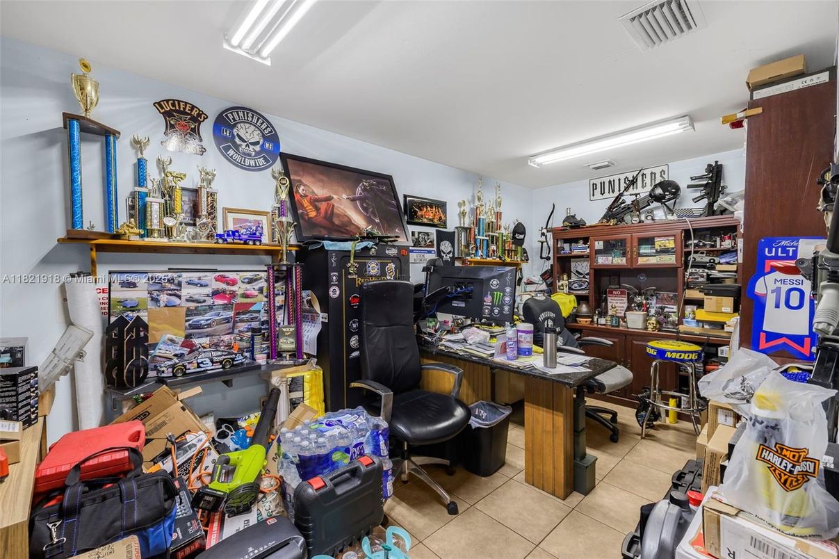 Home Office, Interior