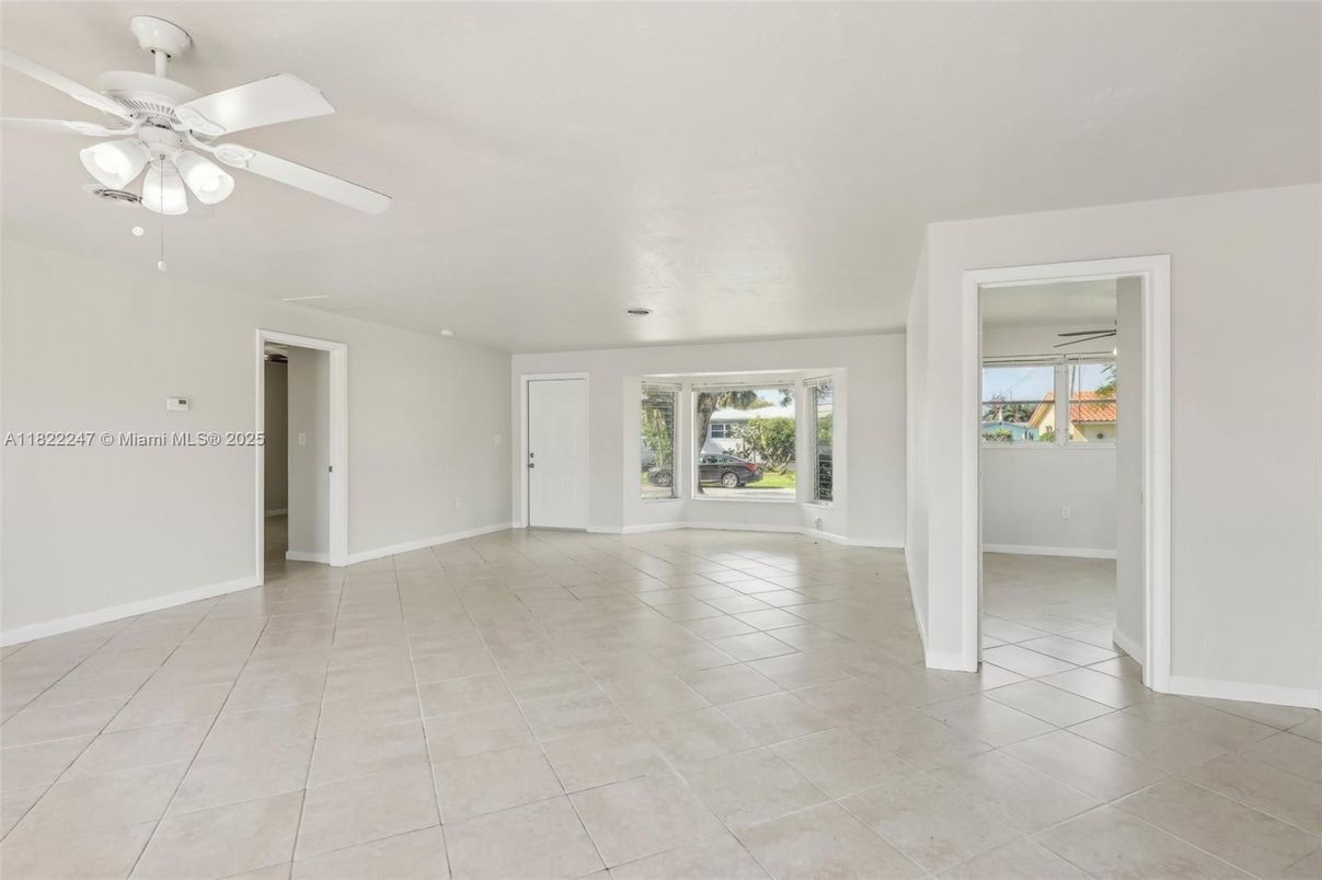 Empty room, Interior