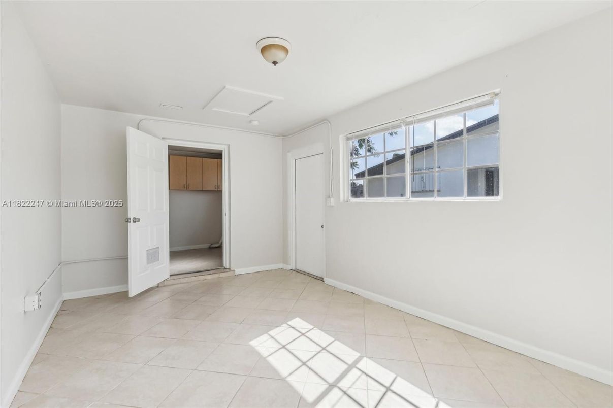 Empty room, Interior