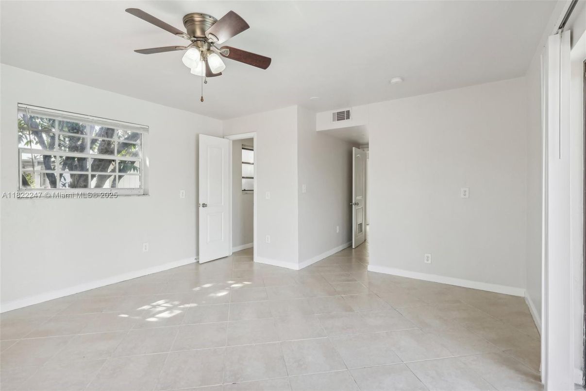 Empty room, Interior