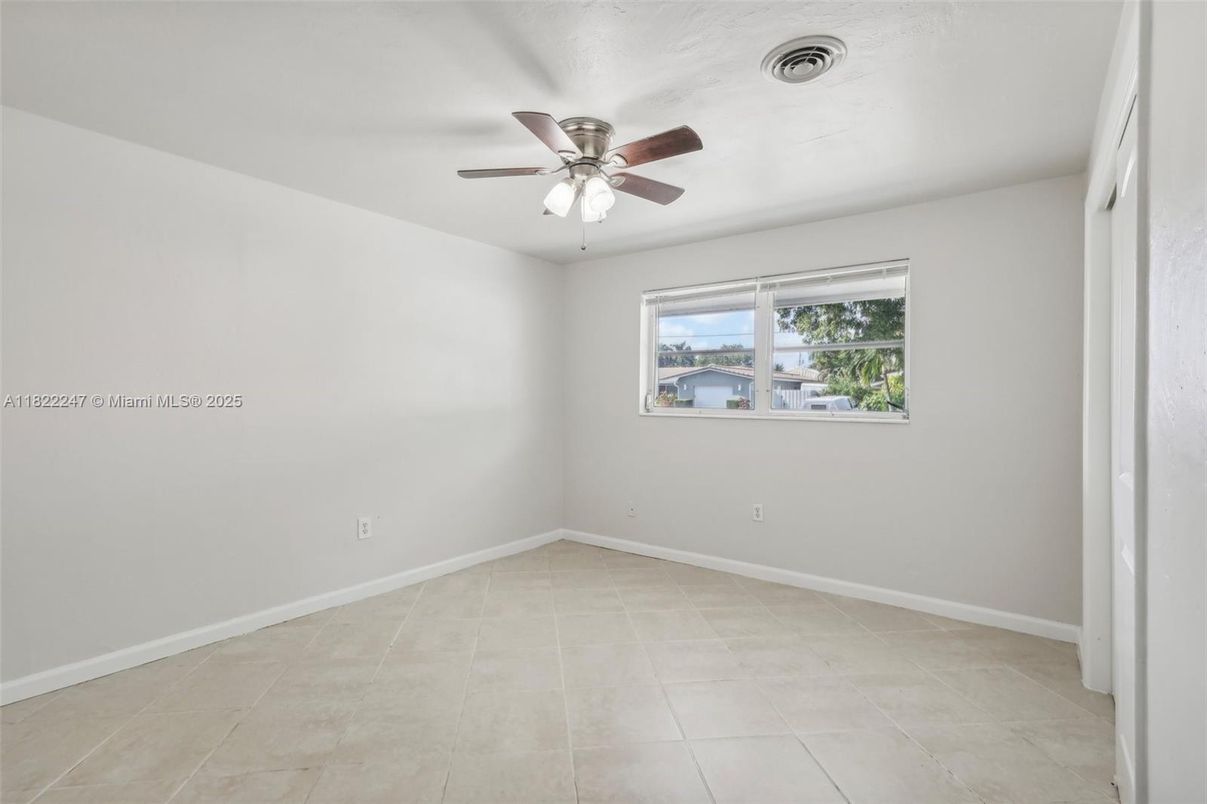 Empty room, Interior