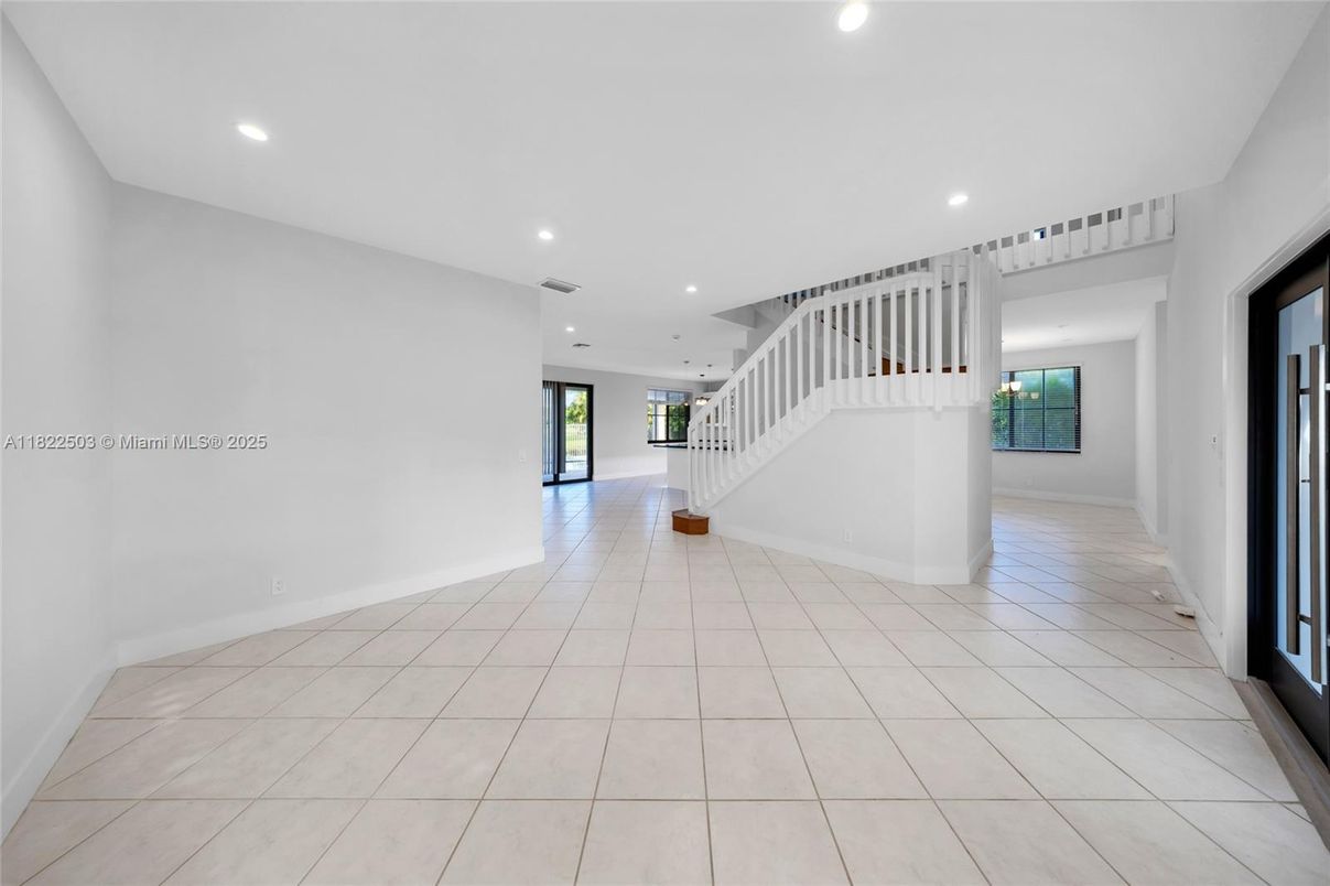 Empty room, Interior, Recessed Lighting