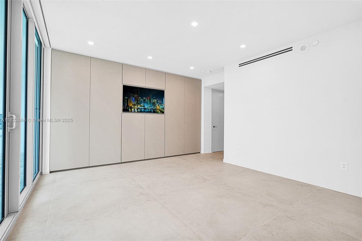 Empty room, Interior, Recessed Lighting