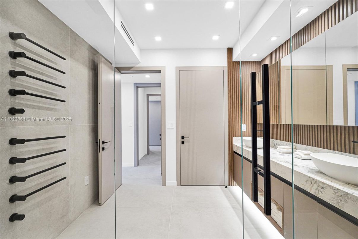 Bathroom, Interior, Recessed Lighting