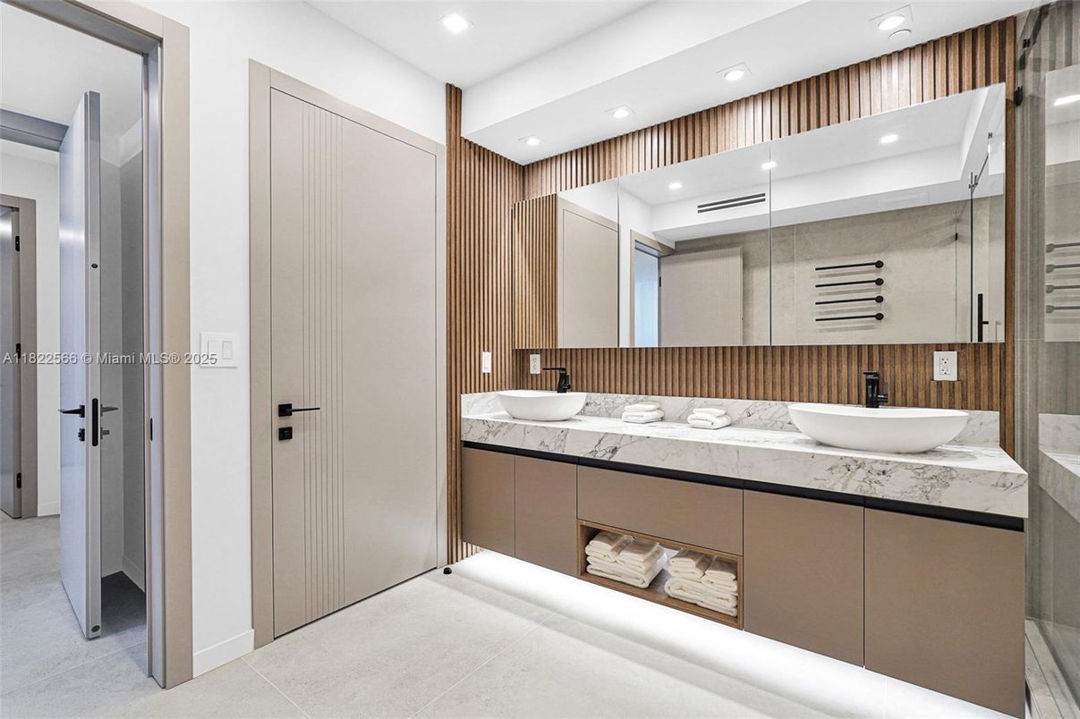 Bathroom, Dual Sink Vanities, Interior, Recessed Lighting