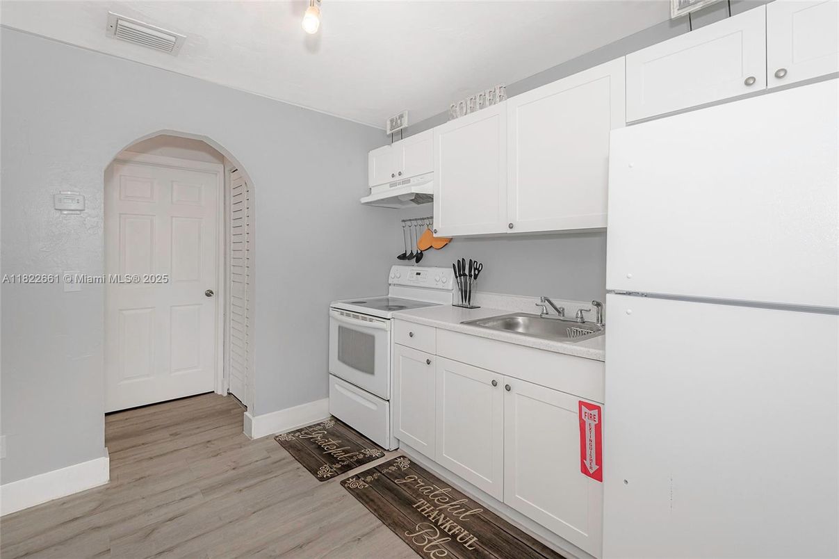 Interior, Kitchen, Washer, Wood Texture Flooring