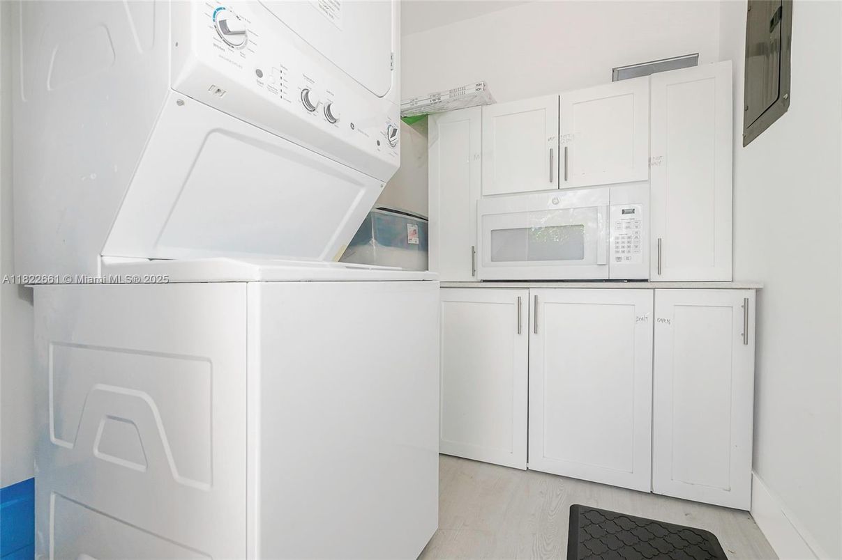 Interior, Washer, Wood Texture Flooring