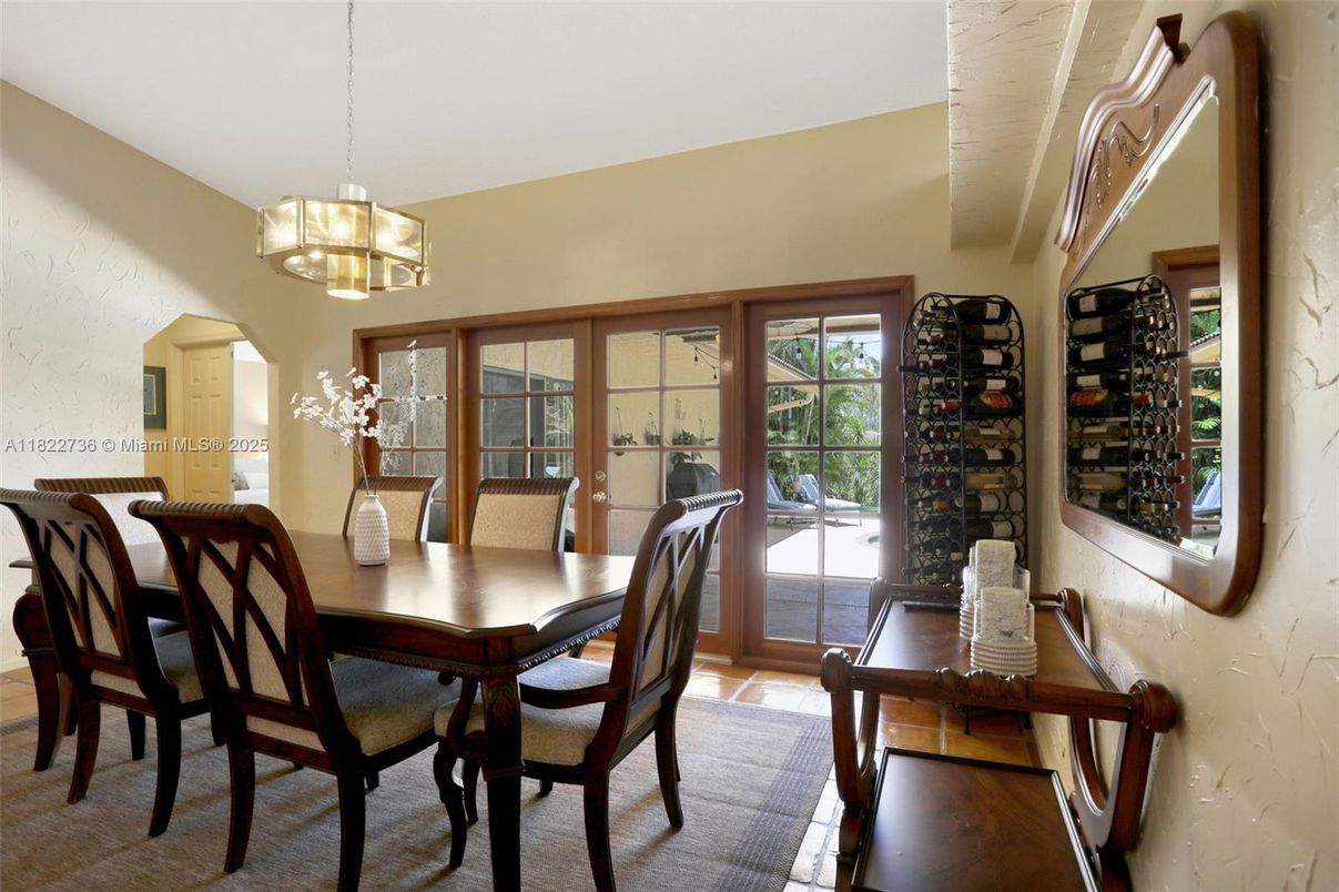 Chandelier, Dining room, Interior, Pendant Lights