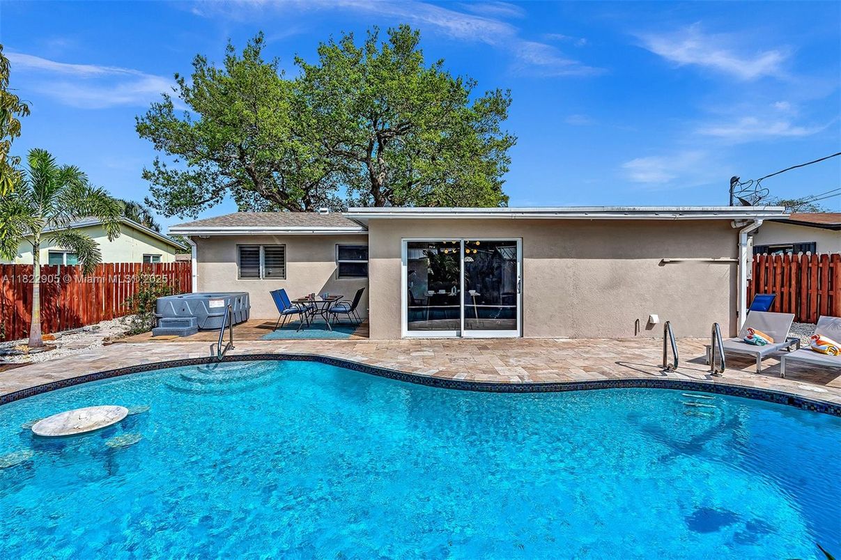 Exterior, Pool