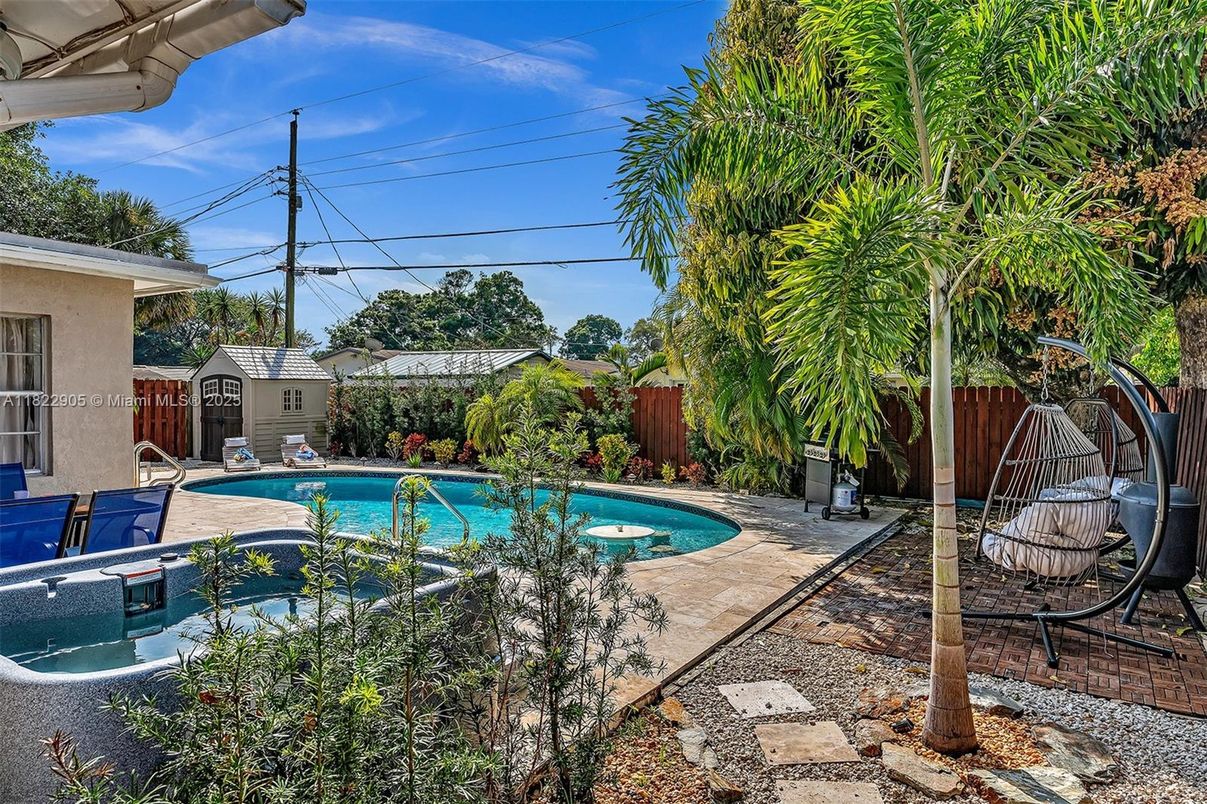 Exterior, Pool