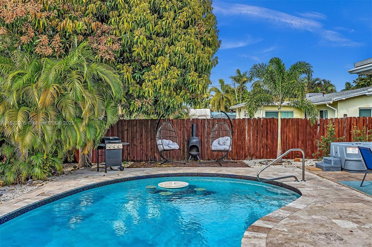 Exterior, Pool