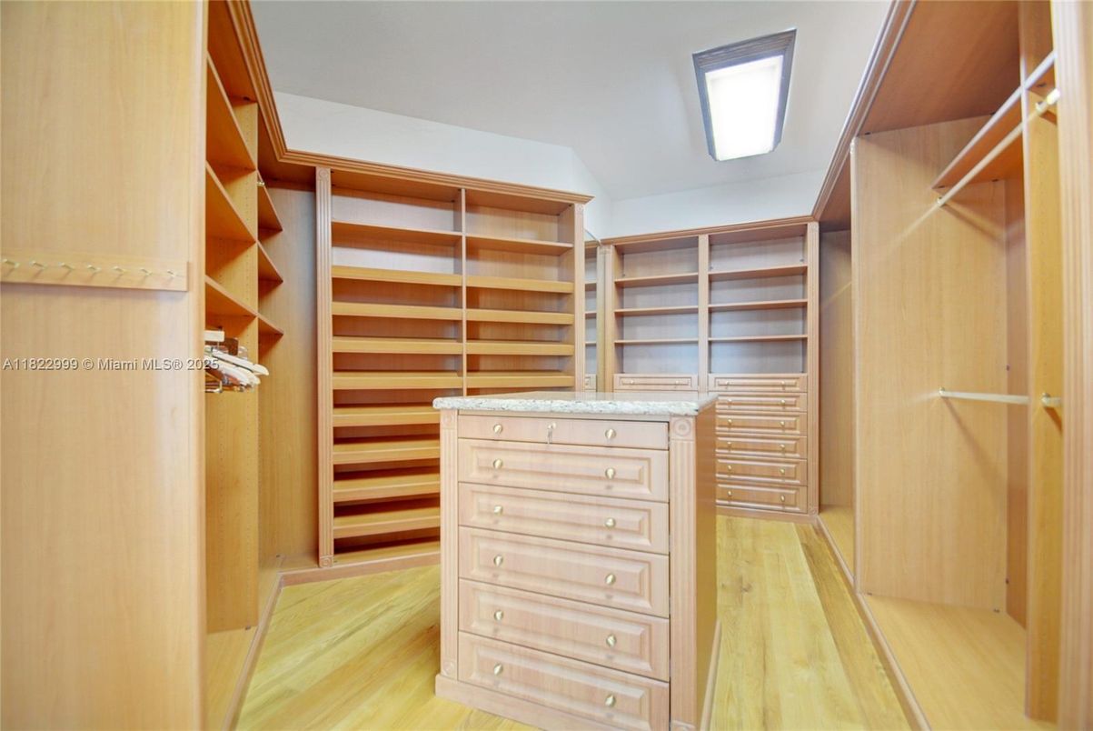 Interior, Walk-in Closets, Wood Texture Flooring