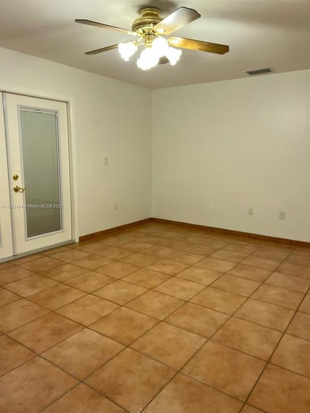 Empty room, Interior