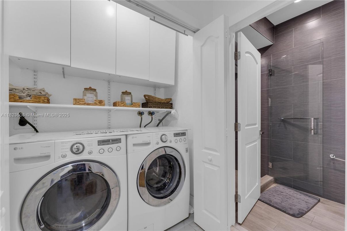 Interior, Utility Closets, Washer, Wood Texture Flooring