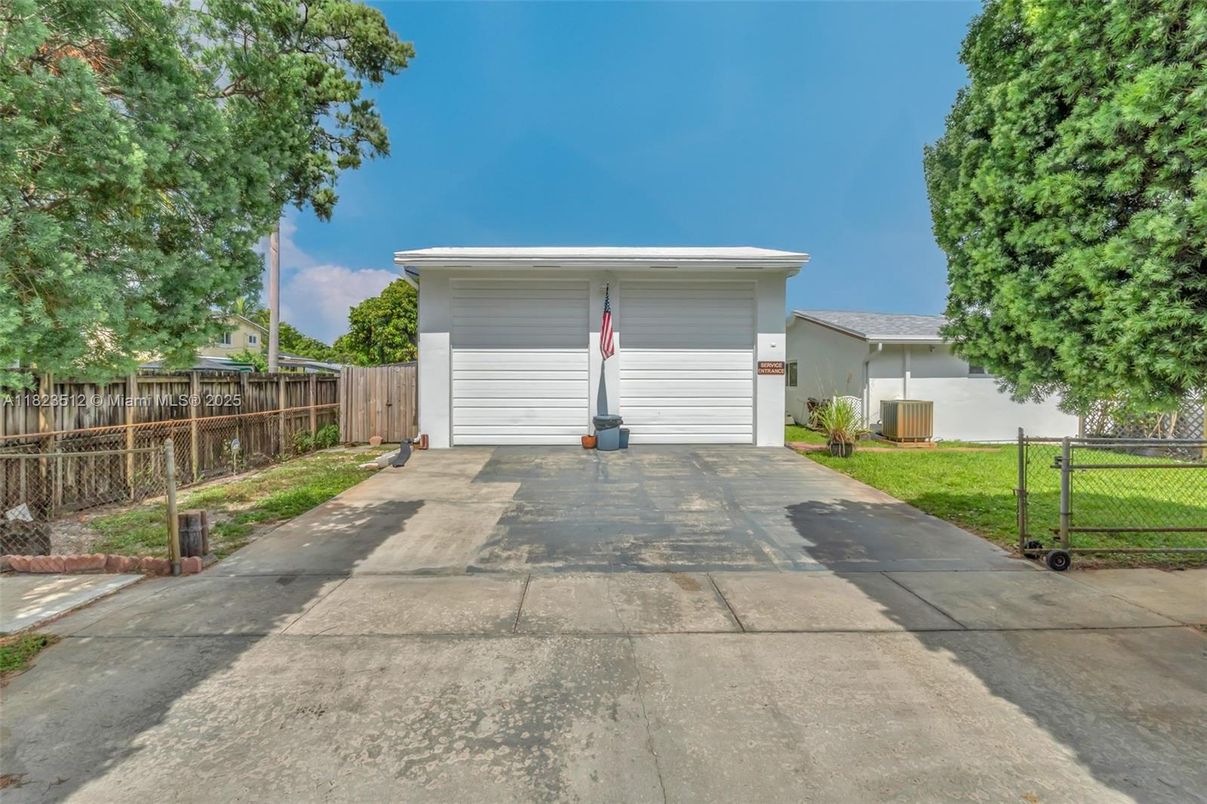 Detached Garage, Exterior