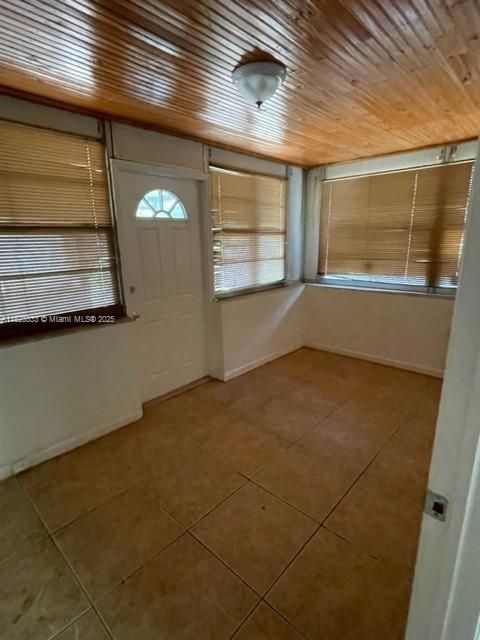 Empty room, Interior, Wooden Ceilings