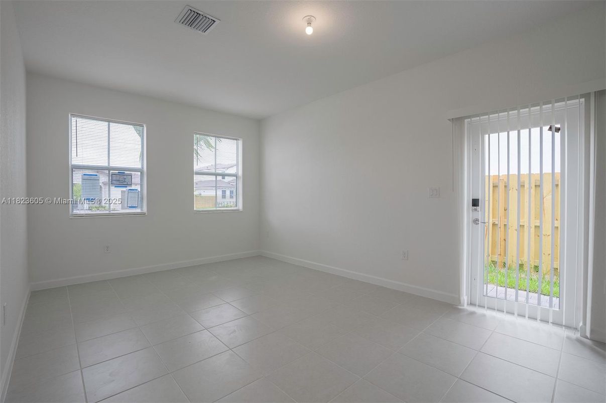 Empty room, Interior