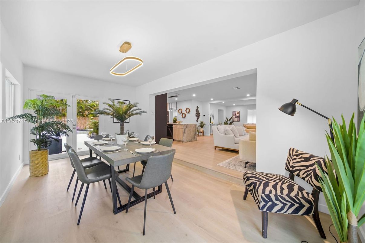 Dining room, Interior, Living room, Pendant Lights, Recessed Lighting, Wood Texture Flooring