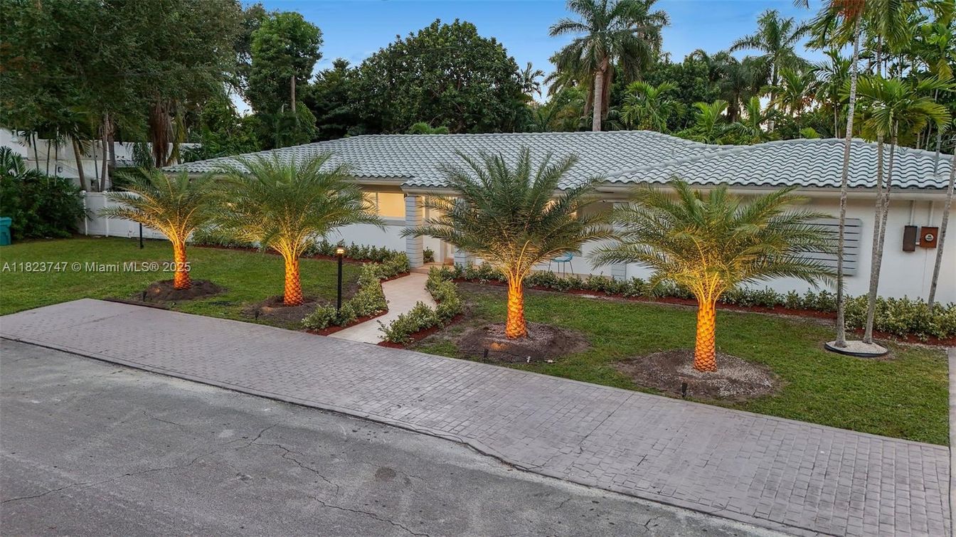 Attached, Exterior, Facade, Mediterranean