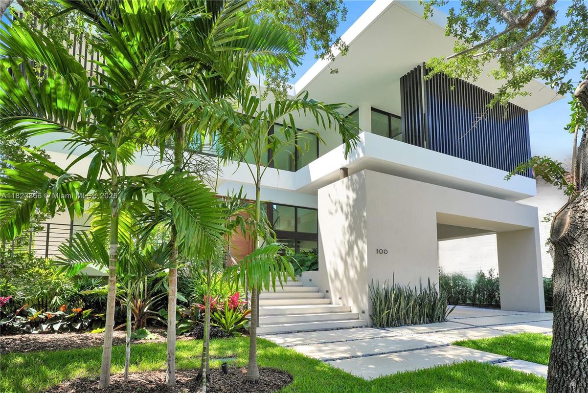 Exterior, Facade, Modern