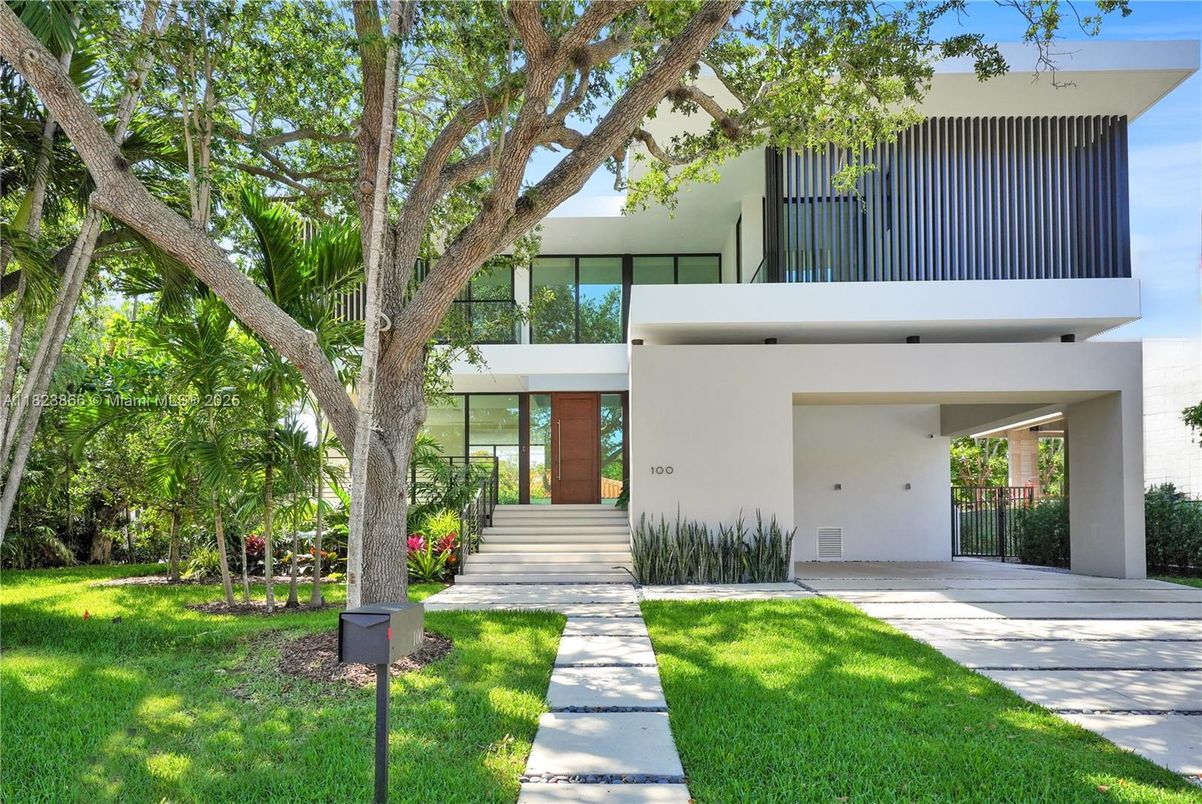 Backyard, Exterior, Facade, Modern