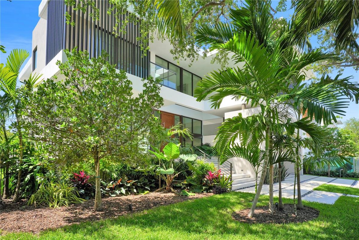 Exterior, Facade, Modern