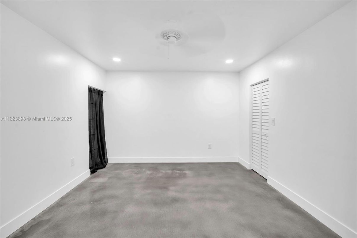Empty room, Interior, Recessed Lighting
