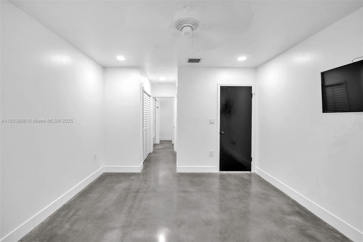Empty room, Interior, Recessed Lighting