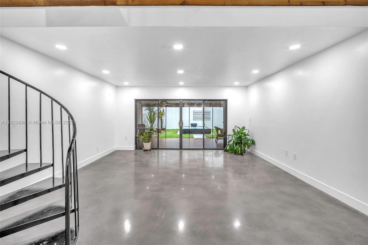 Empty room, Interior, Recessed Lighting