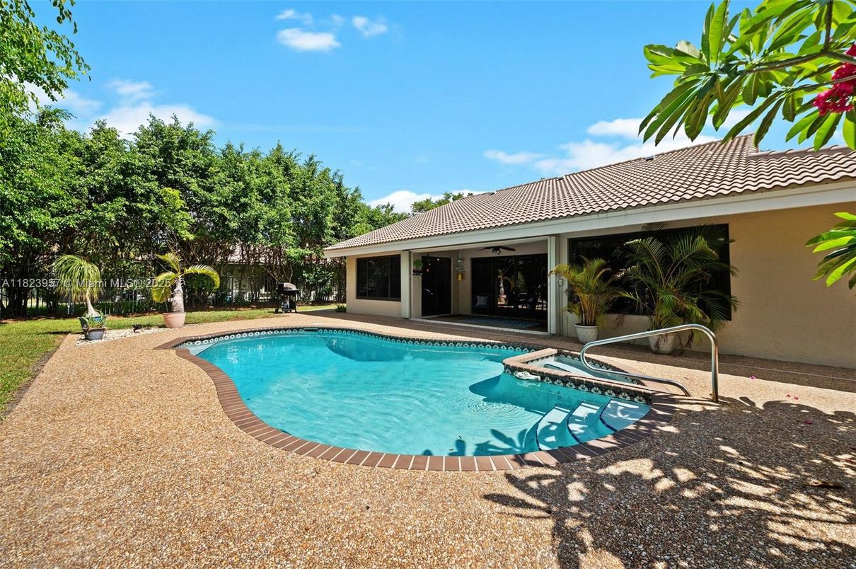 Exterior, Pool
