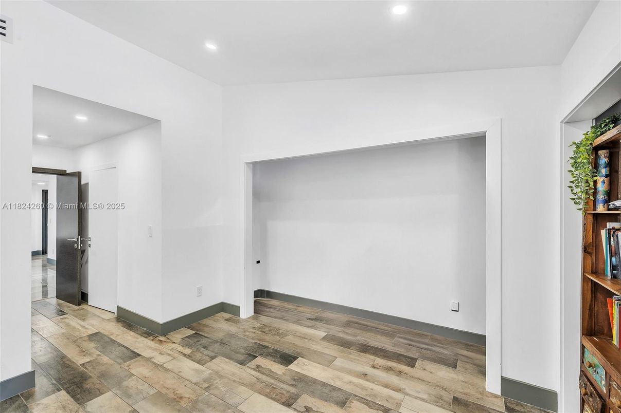 Empty room, Interior, Recessed Lighting, Wood Texture Flooring