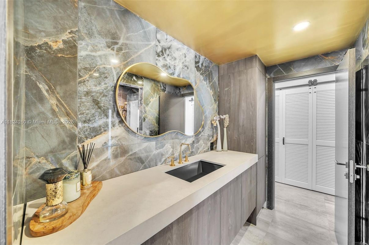Bathroom, Interior, Recessed Lighting
