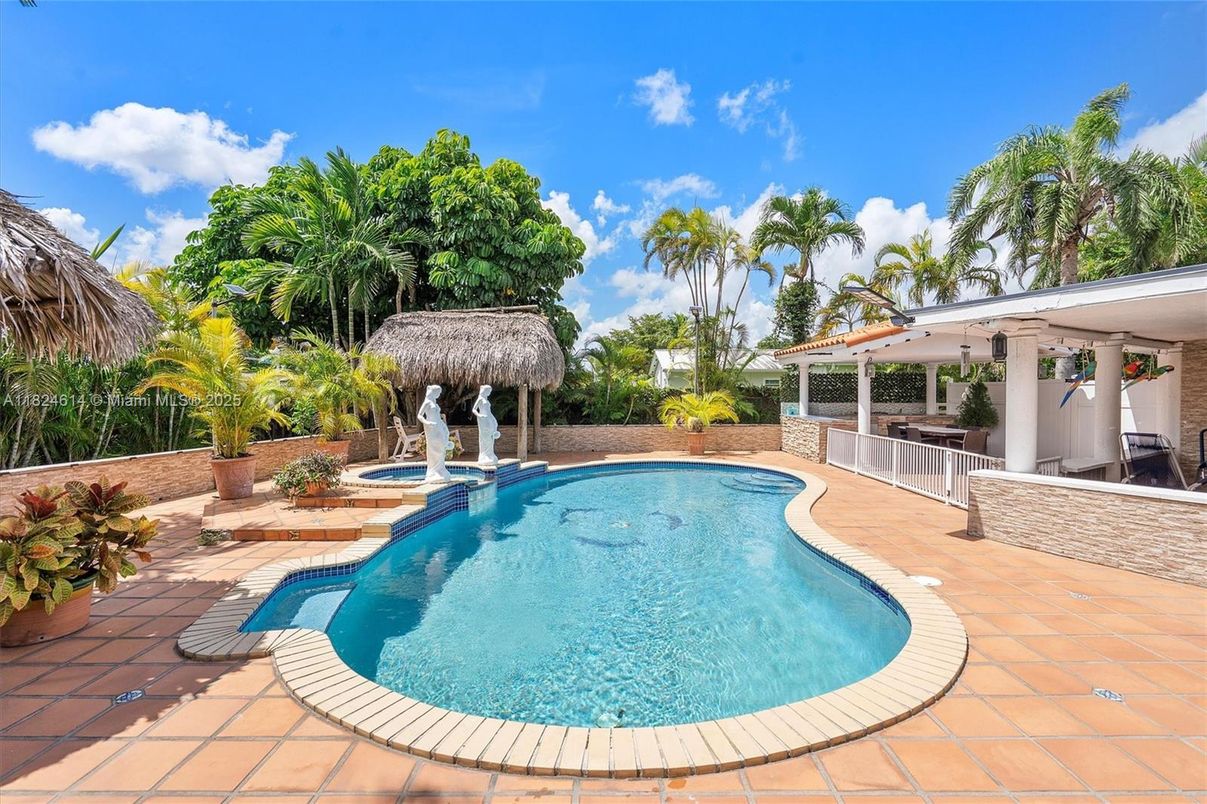 Exterior, Outdoor Kitchen, Pool