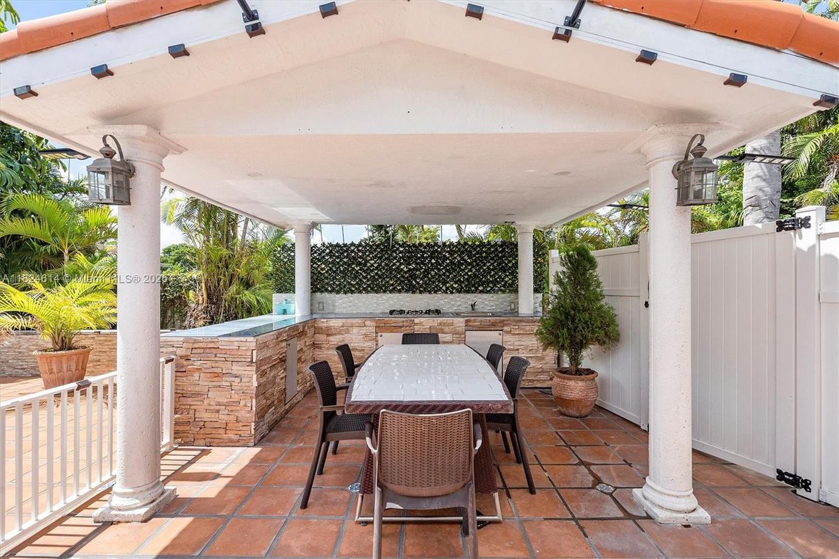 Exterior, Outdoor Kitchen