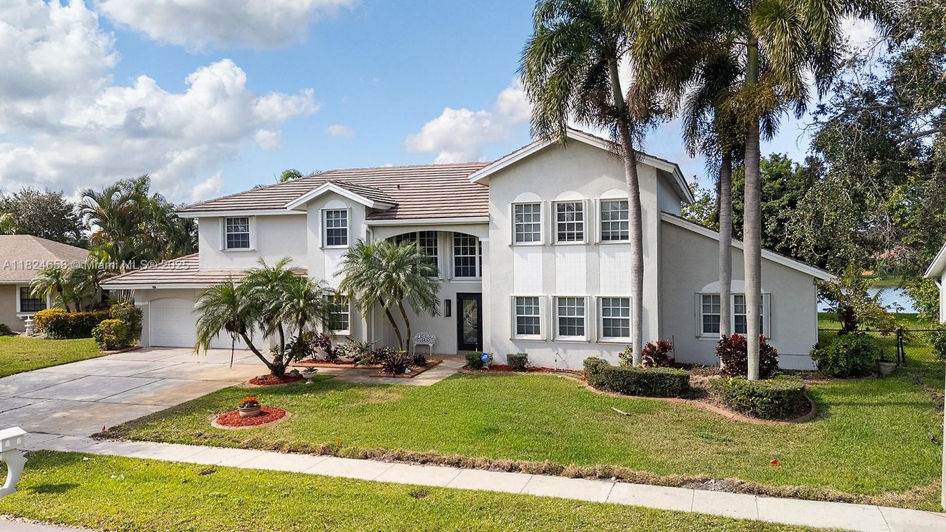 Attached, Exterior, Facade, Spanish Mediterranean