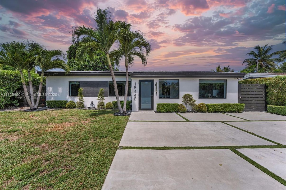 Backyard, Exterior, Facade, Ranch